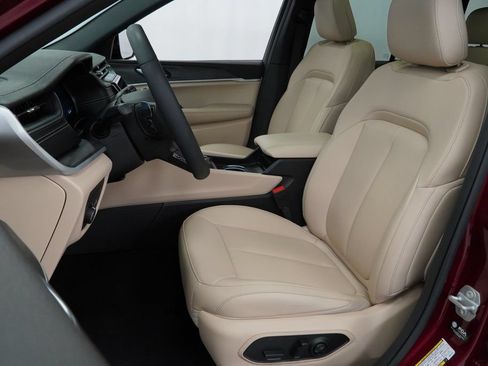 Certified 2025 Jeep Grand Cherokee Limited AWD/4WD image 16