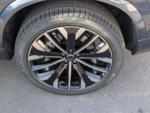 New 2026 Volvo XC90 T8 Plus w/ Protection Package Premier image 18