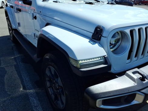 Used 2018 Jeep Wrangler Unlimited Sahara w/ Dual Top Group AWD/4WD image 19