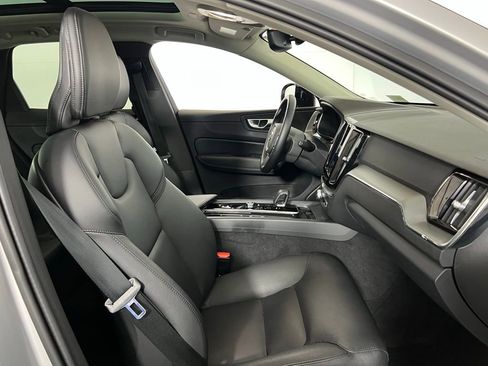 Used 2024 Volvo XC60 B5 Core image 33