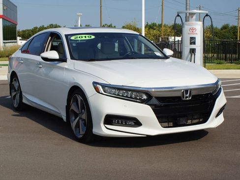 Used 2019 Honda Accord Touring image 2
