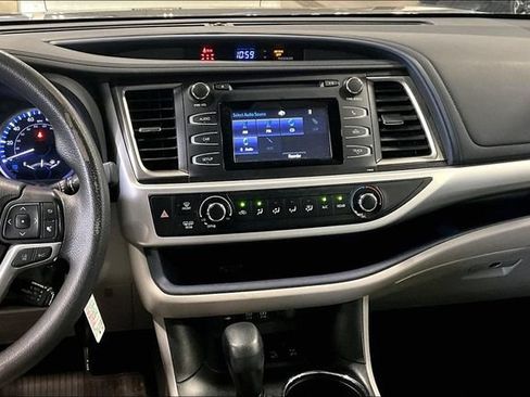 Used 2019 Toyota Highlander LE AWD/4WD image 6