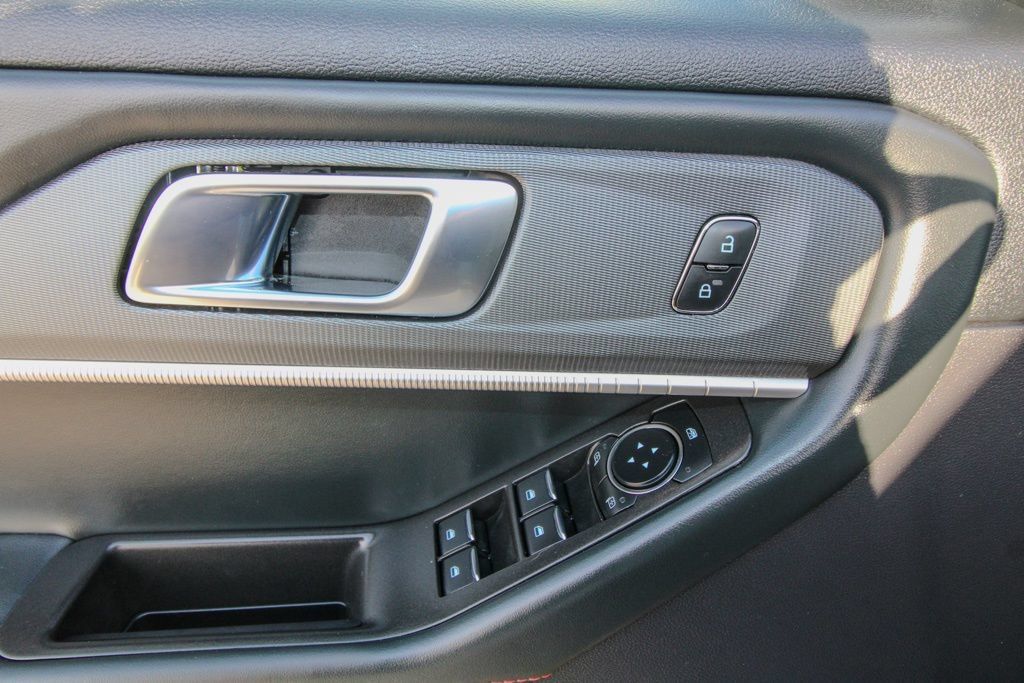 Used 2025 Ford Explorer ST-Line w/ ST-Line Street Pack AWD/4WD image 14