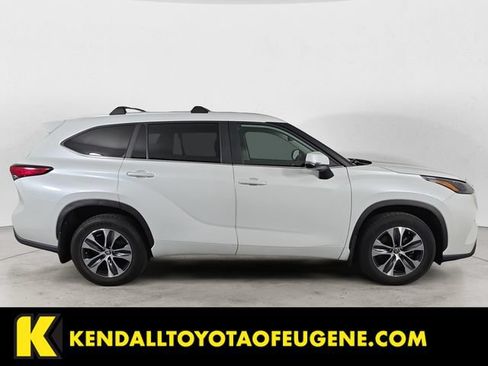 Used 2023 Toyota Highlander XLE AWD/4WD image 6