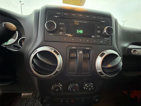 Used 2015 Jeep Wrangler Sahara image 21