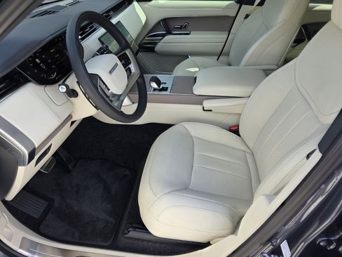 Certified 2025 Land Rover Range Rover SE image 10