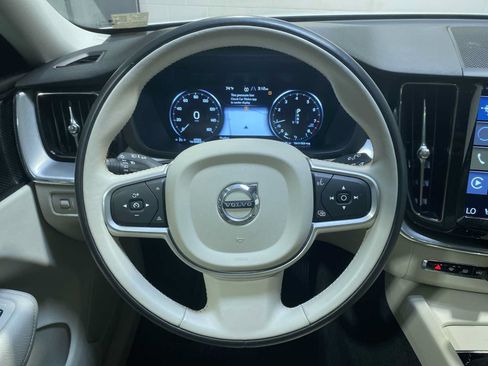 Used 2019 Volvo XC60 T5 Momentum w/ Multimedia Package AWD/4WD image 15