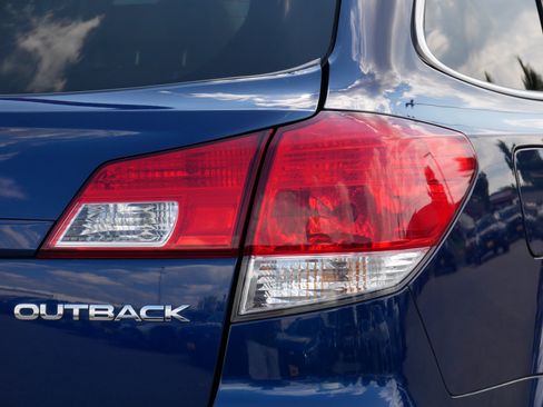 Used 2011 Subaru Outback 2.5i Premium w/ All-Weather Pkg AWD/4WD image 17
