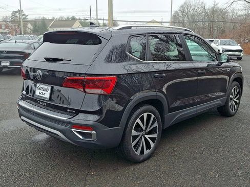 Used 2023 Volkswagen Taos SE w/ Panoramic Sunroof Package image 6
