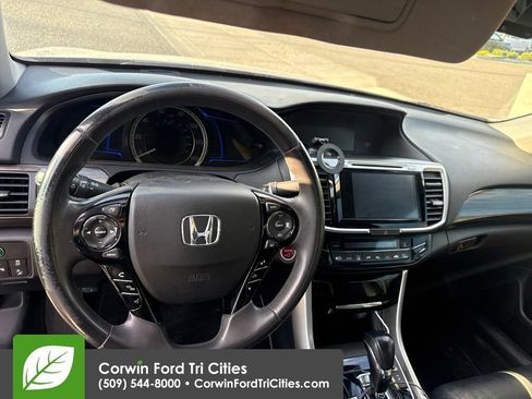 Used 2017 Honda Accord Touring image 4