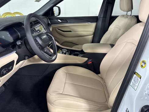 New 2025 Jeep Grand Cherokee Limited w/ Luxury Tech Group II image 12