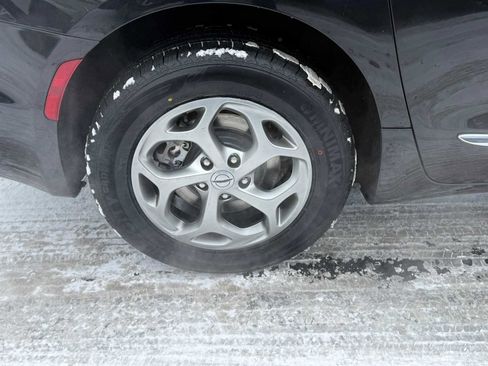 Used 2023 Chrysler Pacifica Limited image 8