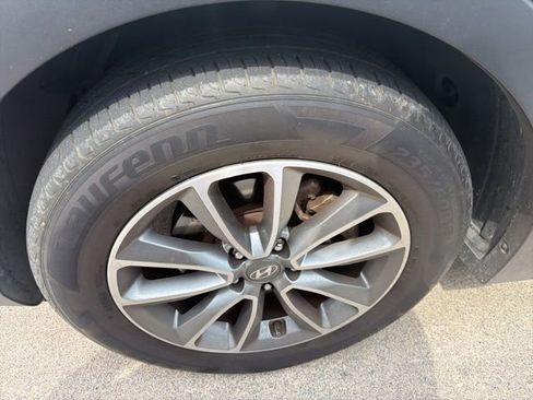 Used 2017 Hyundai Santa Fe SE FWD image 2