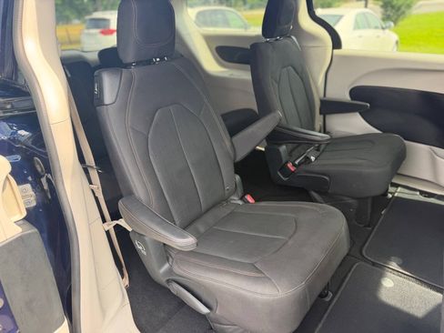 Used 2018 Chrysler Pacifica LX FWD image 13