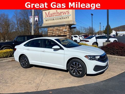 Used 2024 Volkswagen Jetta S image 2