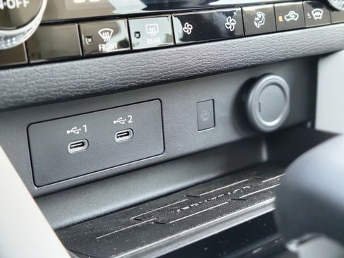 New 2025 Mitsubishi Outlander SE image 23