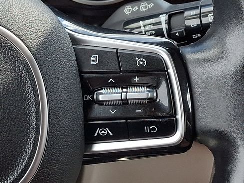 Used 2022 Kia Carnival LX FWD image 20
