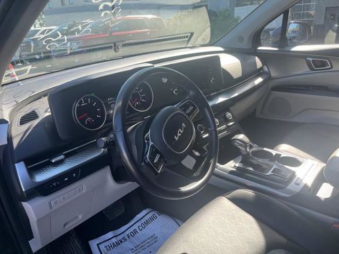 Used 2024 Kia Carnival LX image 16