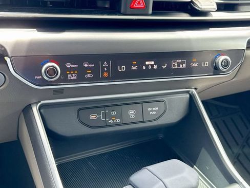 Used 2025 Kia Carnival FWD image 19