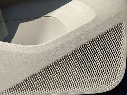 Used 2025 Volkswagen Atlas SE image 27