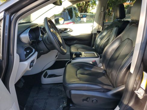 Used 2022 Chrysler Pacifica Touring-L image 16