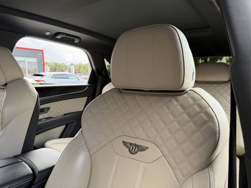 Used 2021 Bentley Bentayga V8 image 13