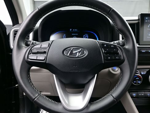 Certified 2025 Hyundai Venue SEL image 23