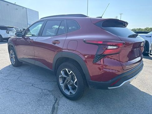 Used 2025 Chevrolet Trax LT w/ LT Convenience Package FWD image 4