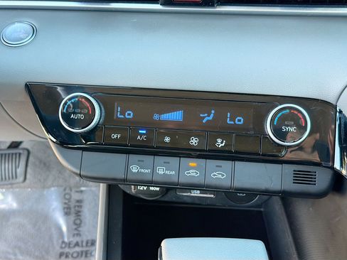 Used 2025 Hyundai Elantra Blue image 27