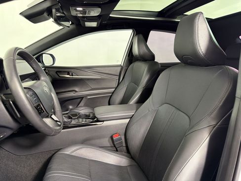Used 2025 Toyota Camry XSE FWD image 4