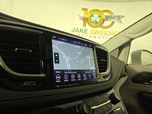 Used 2018 Chrysler Pacifica Limited image 21