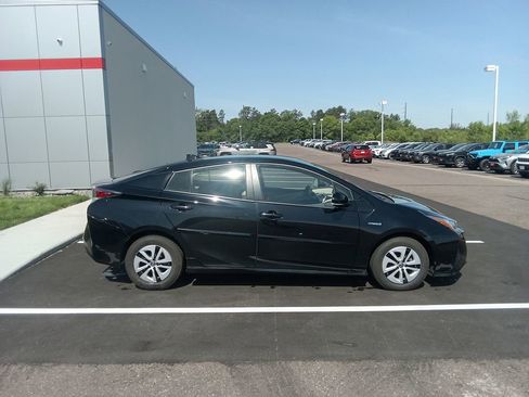 Used 2017 Toyota Prius Four w/ Protection Package FWD image 2