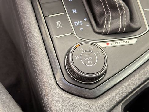 Used 2018 Volkswagen Tiguan SE w/ Panoramic Sunroof Package image 23