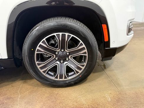 Used 2024 Jeep Wagoneer L Series II w/ Flexible Seating Group AWD/4WD image 88