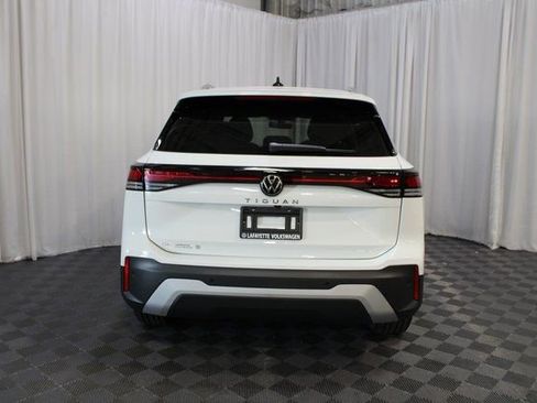 New 2025 Volkswagen Tiguan SE FWD image 24