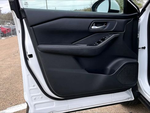 Used 2024 Nissan Rogue SV image 27