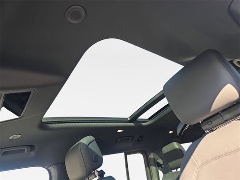 New 2026 Land Rover Defender 130 X-Dynamic SE image 31