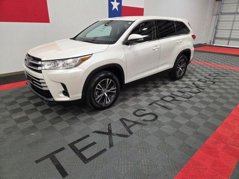 Used 2019 Toyota Highlander LE image 3
