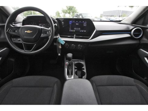 Used 2024 Chevrolet Trax LS w/ LS Convenience Package FWD image 12