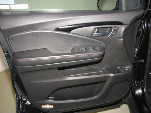 Used 2023 Honda Ridgeline Black Edition image 11