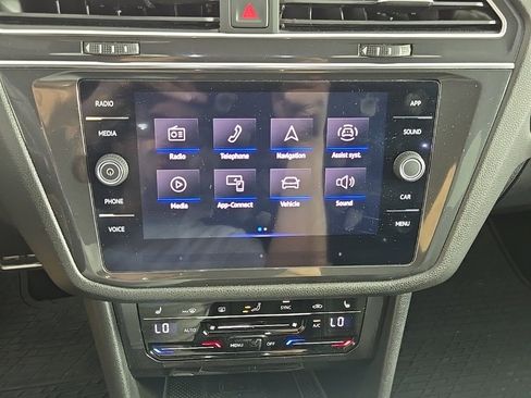 Used 2023 Volkswagen Tiguan SE R-Line image 14
