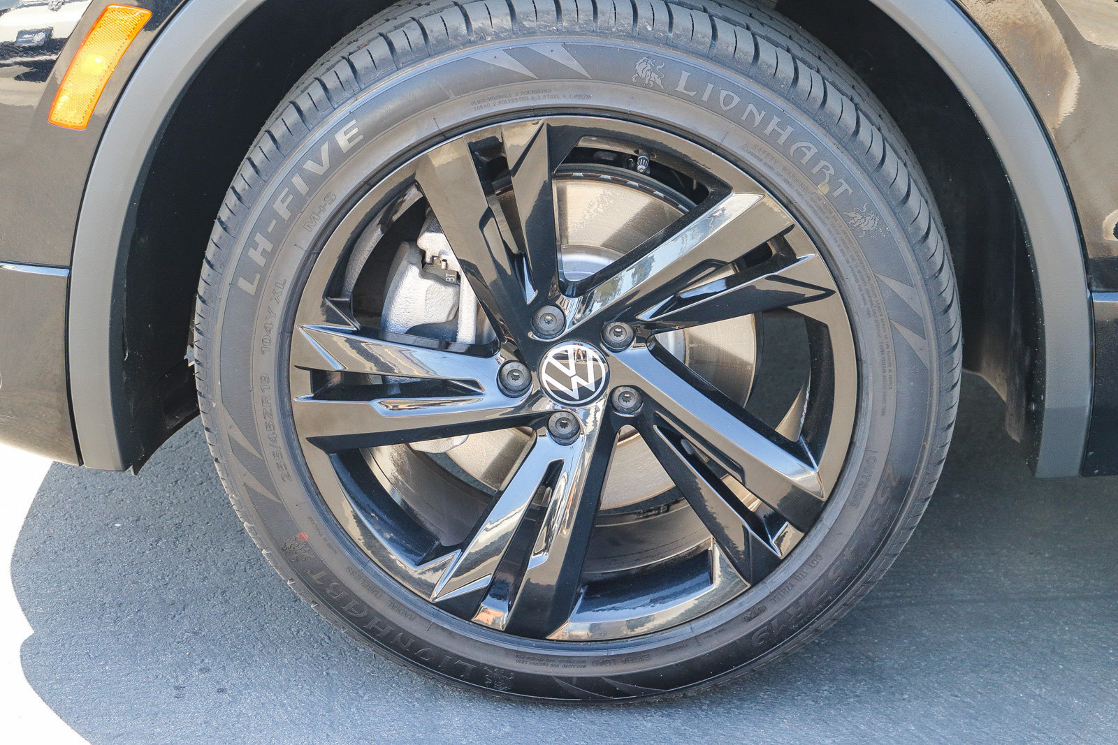 Used 2023 Volkswagen Tiguan SE R-Line FWD image 11