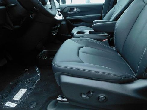 Used 2025 Chrysler Pacifica Select w/ Uconnect Theater Family Group image 23