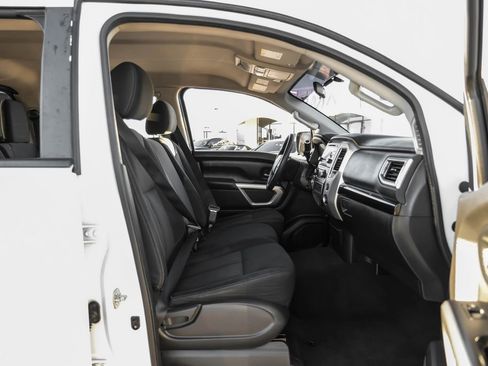 Used 2017 Nissan Titan SV image 32
