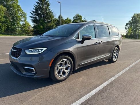 Used 2023 Chrysler Pacifica Limited FWD image 1