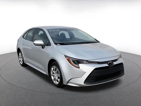 Used 2025 Toyota Corolla LE image 3