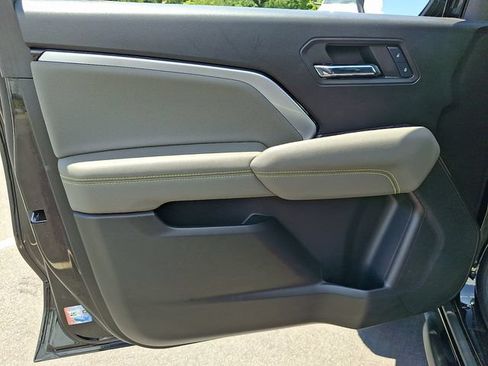 Used 2024 Chevrolet Colorado ZR2 w/ Safety Package AWD/4WD image 12