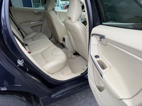 Used 2016 Volvo XC60 T5 Premier w/ Proximity Package FWD image 11