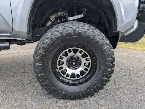 Used 2021 Toyota Tacoma SR5 RWD image 11