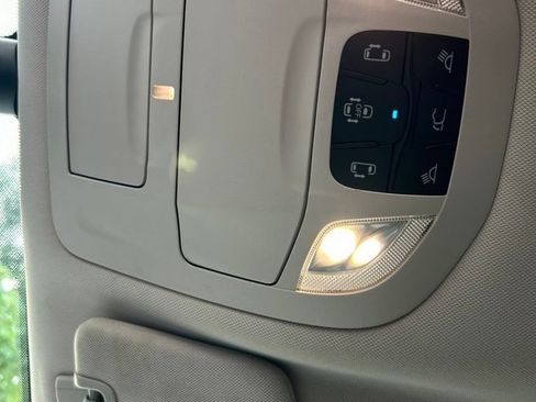 Used 2024 Chrysler Pacifica Limited FWD image 19
